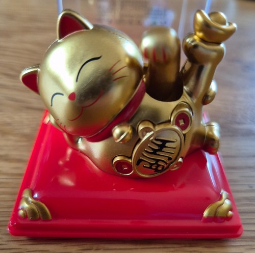 Waving chinese lucky - cat, solar
