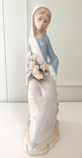 LLADRO Sitting Girl With Calla Lilies  #4972 Porcelain figure - 1 flower chipped