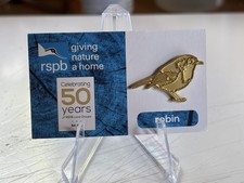 RSPB ROBIN 50th Anniversary on mint Card. Enamel Pin Badge Bird gold tone 