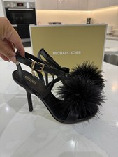 MICHAEL KORS FLUFFY POM POM