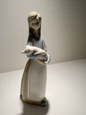 Lladro GIRL HOLDING A PIGLET