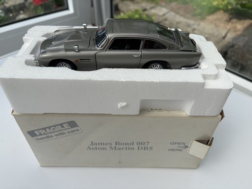 James bond 007 - bond, aston