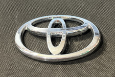 TOYOTA  - VINTAGE CAR BADGE /