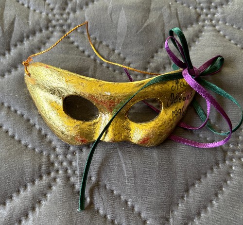 Gold color mardi - gold, gras