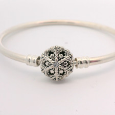 Authentic Limited Edition Moments Sparkling Snowflake Clasp Bangle - 592286C01