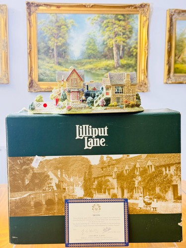 Lilliput lane full - lane, ahead