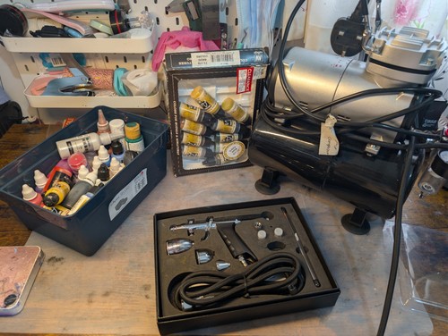 Airbrush kit with - airbrush, compressor