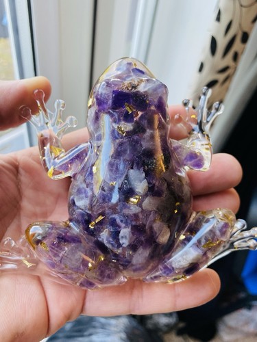 Large frog figurine with - figurine,
