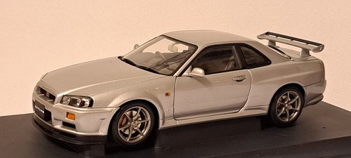 Autoart scale 1999 nissan - 1:18,