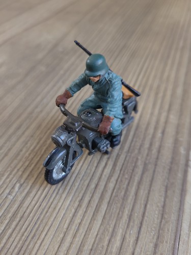 Britains deetail toy soldiers - britains,