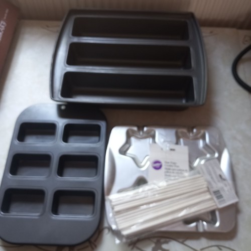 Bundle baking tins - of,