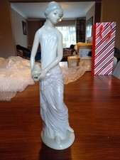 *** CASCADES Figurine