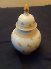    LOOK!!!  SPECIAL  OFFERR  A  BEAUTIFUL   KAISER PORCELAIN VASE COLLECTABLE
