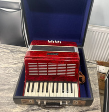 Studio Accordion, 8 Bass , 25 Keys with carry case (no key)