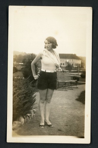 Curvy flapper woman wearing - flapper,
