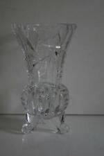 A LOVELY LEAD CRYSTAL 3 FOOTED CUT GLASS VASE 16CM TALL ETCHED WITH 3 STARS.