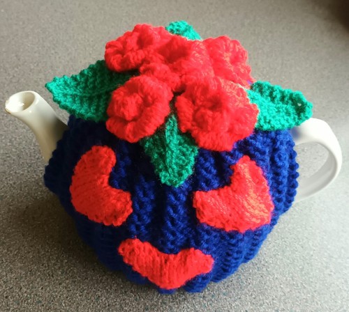 Knitted tea cosy red - cosy,