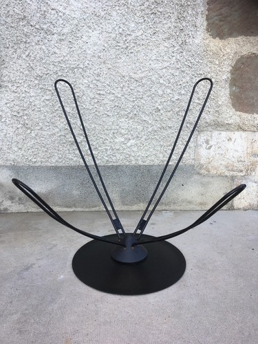 Structure swivel armchair