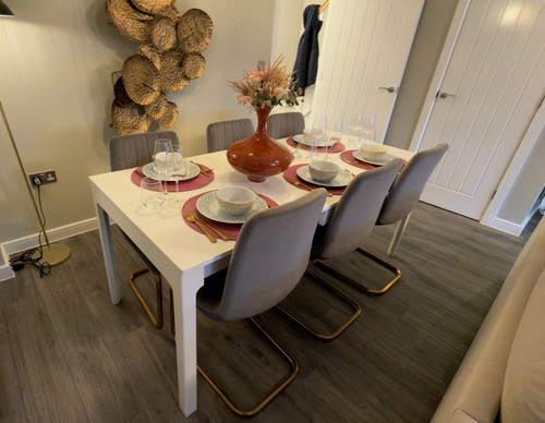 Brand new extendable - extendable, dining