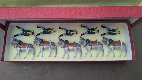Scale metal toy soldiers - metal,