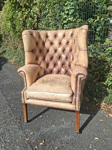 Buttoned leather porters wing - buttoned,