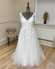 NEW Plus Size 22 UK Ivory Lace & Tulle A-line V-Neck Corset Back Wedding Dress