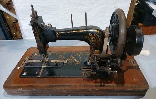 Antique hand operated - operated, frister