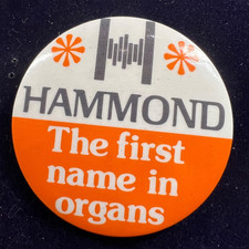 VINTAGE HAMMOND ‘THE FIRST NAME IN ORGANS’ BUTTON PIN BADGE ADVERTISING