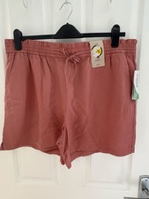 TU Women’s Shorts Size 18