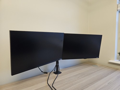 Two samsung full - 24", led
