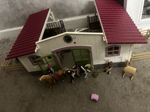 Schleich barn set with horses - with,