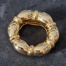 LOVELY VINTAGE GATHERED RIBBON WREATH STYLE SCARF CLIP IN FRESH GOLD TONED METAL