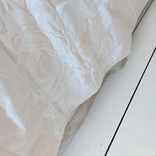 MARKS & SPENCER PALE PINK & CREAM ROSES EXTRA LARGE QUILTED BEDSPREAD  LAUNDERED