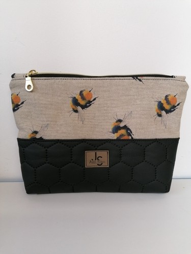 Bumblebee cosmetic bag - bumblebee, zipped