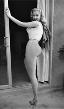 Marilyn Monroe Posing In The Entrance 4x6 Picture Celebrity Print