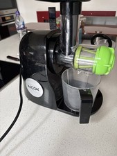 Juicer High-Quality Kitchen Appliance Extracts juice from fruits and vegetables