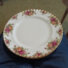X8 ROYAL ALBERT OLD COUNTRY ROSES PATTERN DINNER PLATES. All in good condition 