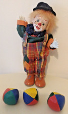 SMILING  33 CM TALL CERAMIC CLOWN WITH SEPERATE JUGGLING BALLS