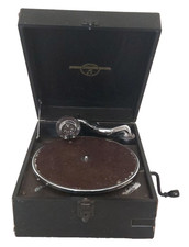 VINTAGE COLUMBIA WIND UP GRAMAPHONE WITH HANDLE WORKING BUT NEEDS ATTENTION