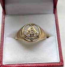 MASONIC 9CT GOLD & DIAMONDS SQUARE & COMPASS WITH G. RING.  SIZE W.  5.08 GRAMS.