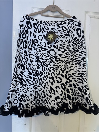 Stunning skirt pompoos size - by,