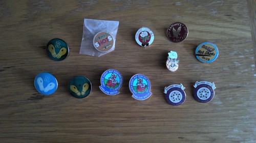 Twelve assorted bowls - , badges