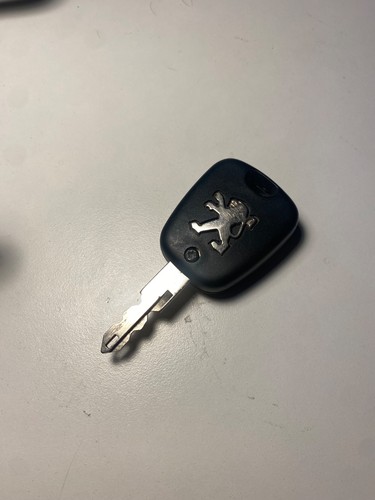 Peugeot car key fob - key, 2