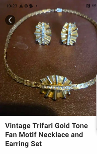 Trifari vintage gold tone - gold,