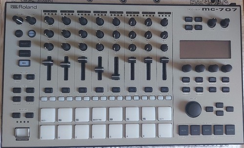 Roland 707 groovebox - mc-707,