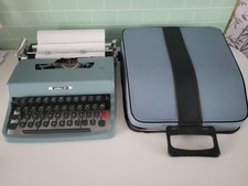 Olivetti Lettera 32 1970s Vintage Portable Typewriter with Case Made In Italy
