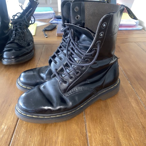 Martens airwair hole - dr,