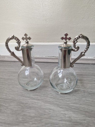 Magnetic glass cruet with