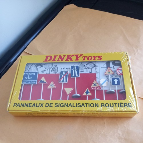 Dinky toys 593 road signs - no,