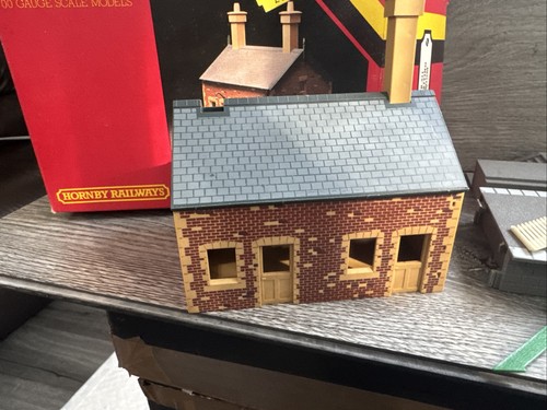 Hornby r511 station waiting - hornby,
